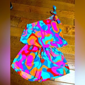 Brand new, only tried on and was too big. Multicolor romper with pockets.